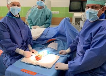 Žilinskí traumatológovia implantovali umelú náhradu koreňového kĺbu palca