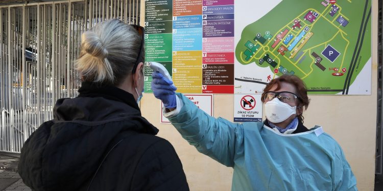 Povinná kontrola osôb vstupujúcich do nemocnice