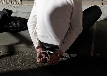 Muž poškodzoval autá, skončil v rukách mestskej polície