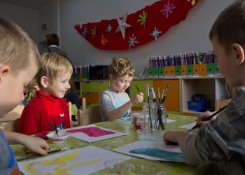 Rodičia neprídu o nárok na pandemické ošetrovné, aj keď nechajú deti doma po otvorení škôl.