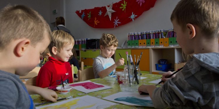 Rodičia neprídu o nárok na pandemické ošetrovné, aj keď nechajú deti doma po otvorení škôl.