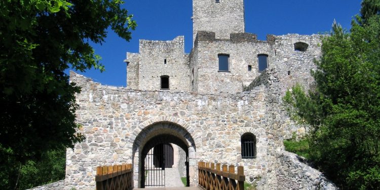 Hrad Strečno, Budatínsky hrad i expozície v Terchovej  sú opäť otvorené