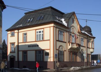 Výstava hlinených plastík a reliéfov z tvorby výtvarníčky Lindy Orieščikovej