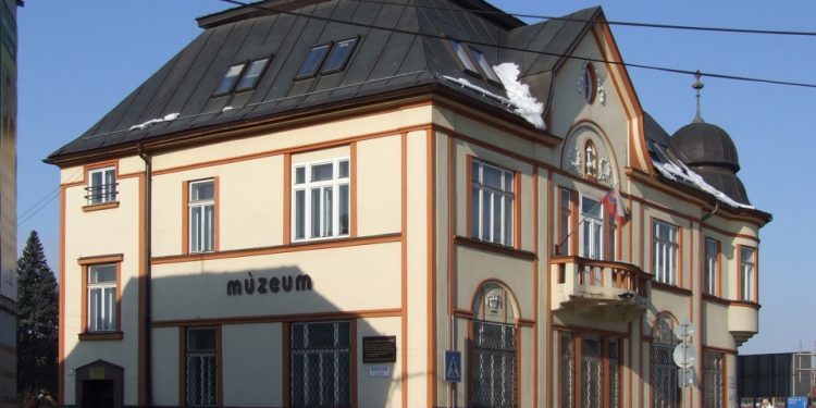 Výstava hlinených plastík a reliéfov z tvorby výtvarníčky Lindy Orieščikovej