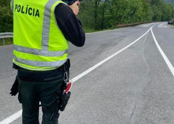 Pozor: Viac policajtov na cestách