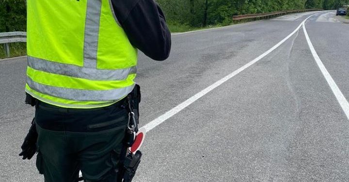 Pozor: Viac policajtov na cestách