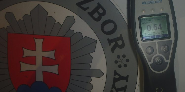 Policajti chytili podgurážených cyklistov