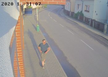 Poznáte tohto muža? Kontaktujte mestskú políciu