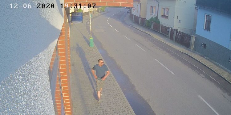 Poznáte tohto muža? Kontaktujte mestskú políciu