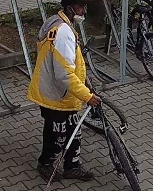 Zlodeja zachytila kamera. Poznáte ho?