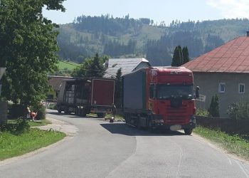 POĽSKÝ KAMIONISTA UŠIEL Z MIESTA NEHODY, HORIACI NÁVES S NÁKLADOM NECHAL NA CESTE