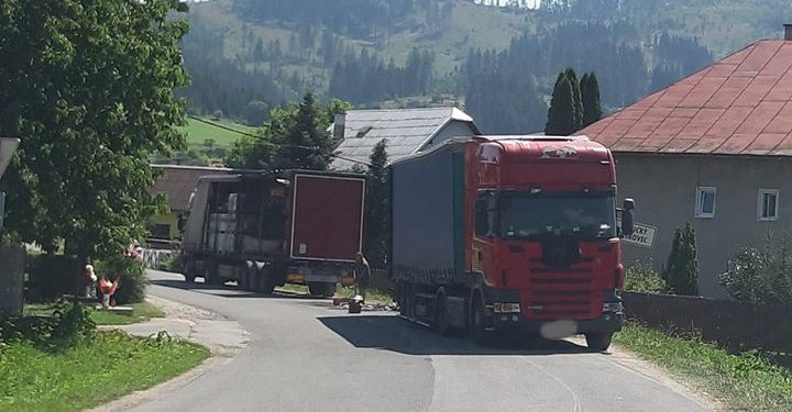 POĽSKÝ KAMIONISTA UŠIEL Z MIESTA NEHODY, HORIACI NÁVES S NÁKLADOM NECHAL NA CESTE